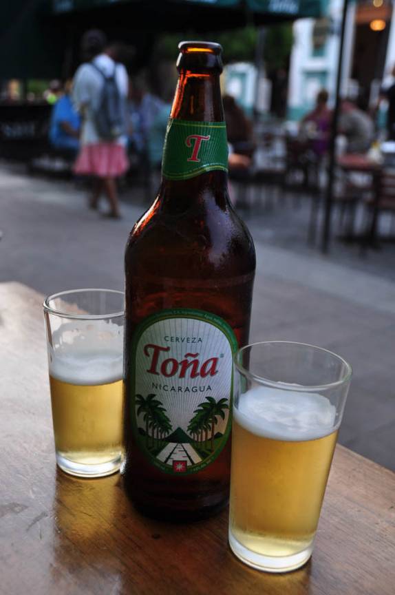 Depois de tanto tempo, o prazer de compartir uma grande garrafa de cerveja, a deliciosa Toña, em Granada, na Nicarágua